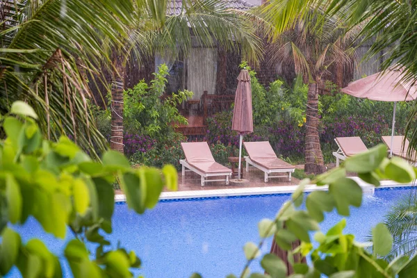 在东南亚的Phu Quoc岛上 热带夏季的大雨倾盆落在海滩附近的游泳池上 自然与环境的概念 — 图库照片