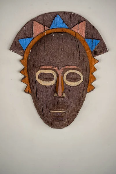 Bunte Afrikanische Maske Auf Steinmauer Hintergrund Nahaufnahme — Stockfoto