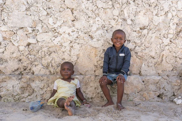 Zanzibar, Tanzanya - 11 Kasım 2019: Zanzibar Adası, Tanzanya, Doğu Afrika 'da bilinmeyen Afrikalı çocuklar