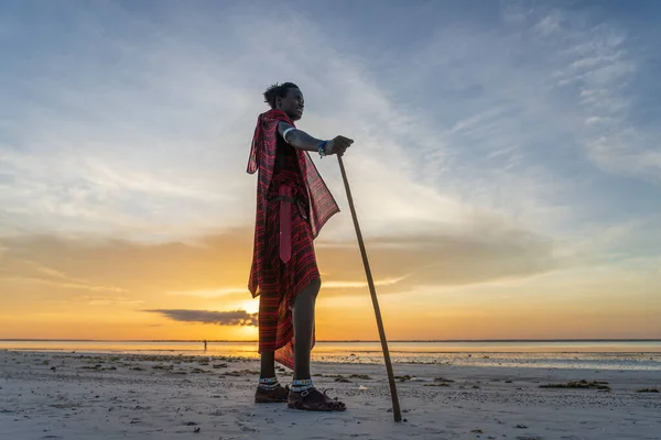 Sansibar Tansania Dezember 2019 Afrikanische Masai Traditioneller Kleidung Sandstrand Während — Stockfoto