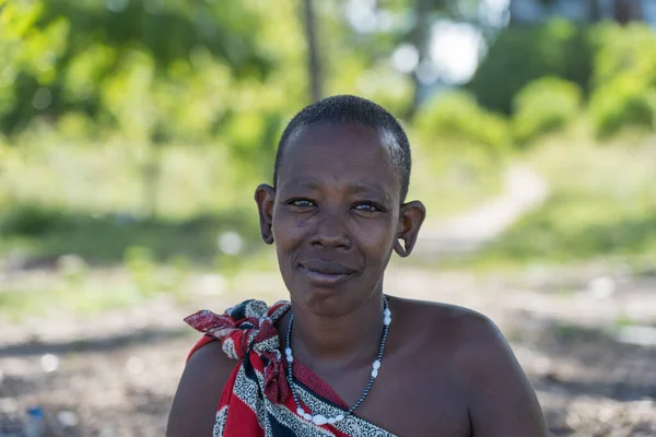 Zanzibar Τανζανία Δεκεμβρίου 2019 Αφρικανική Γυναίκα Μασάι Ντυμένη Παραδοσιακά Ρούχα — Φωτογραφία Αρχείου