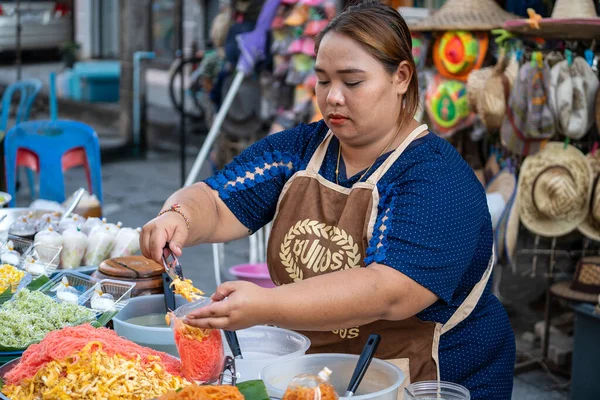 Koh Phangan Thailand Februar 2020 Thailändische Straßenverkäuferin Bereitet Essen Auf — Stockfoto