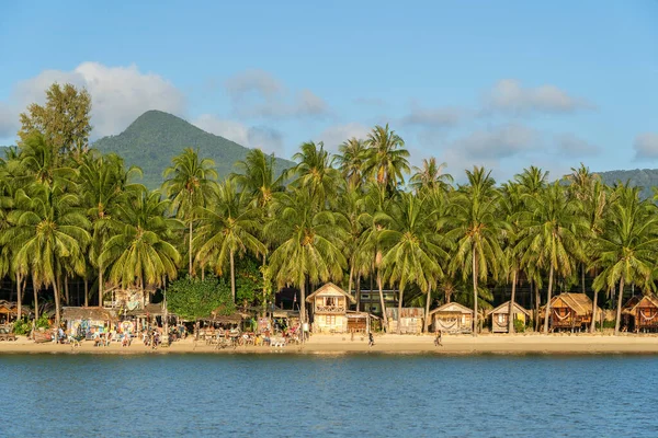 Koh Phangan Thailand Februari 2020 Strandbar Kokospalmer Havsvatten Och Vilopassagerare — Stockfoto