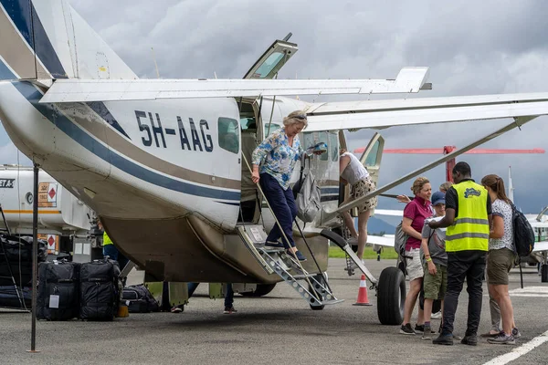 Arusha Tanzania December 2019 Europeiska Passagerare Kliver Det Lilla Propellerplanet — Stockfoto