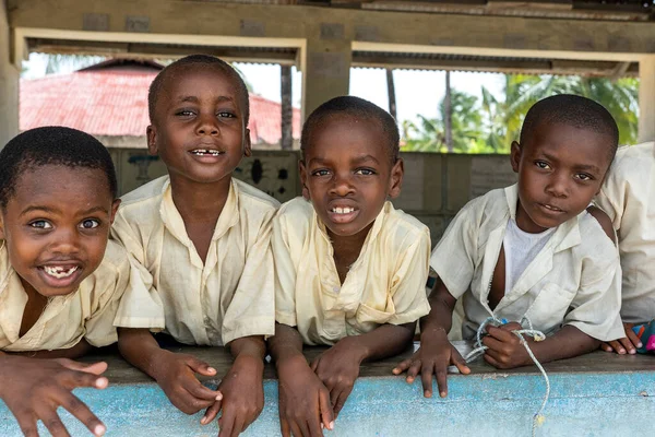 坦桑尼亚桑给巴尔 2020年1月15日 在坦桑尼亚桑给巴尔上完课程后在当地一所学校就读的身份不明的非洲儿童 — 图库照片