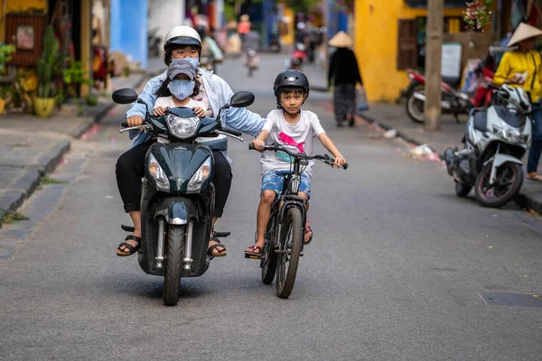 Hoi Vietnam Marzo 2020 Donna Vietnamita Con Suoi Figli Guida — Foto Stock