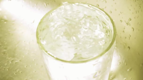 A água limpa é derramada em um vidro desfocado lentidão — Vídeo de Stock