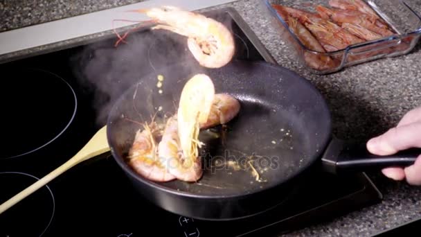 Movimiento lento Mo de camarones en la sartén — Vídeo de stock