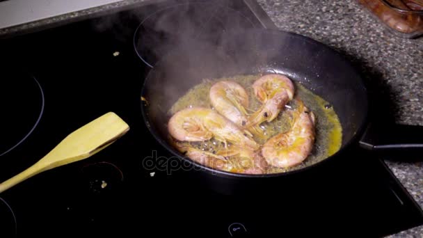 Slow Mo shrimp fried in a pan — Stock Video