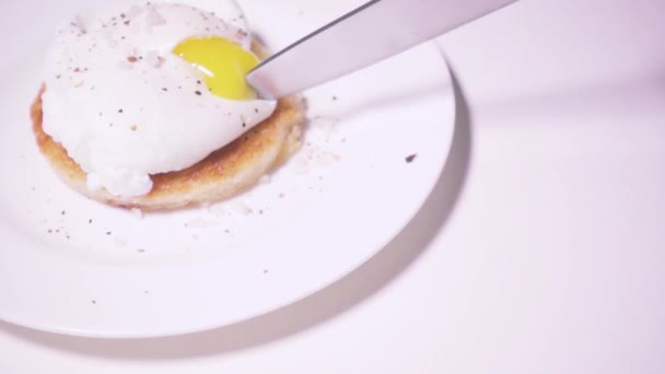 Lento mo huevo escalfado en tostadas — Vídeos de Stock