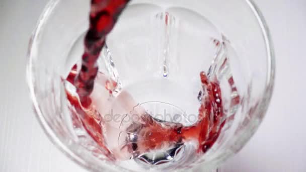 Pomalé mo červené víno v pohledu shora sklenice na víno