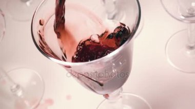 Kırmızı şarap cam yavaş mo sıçramalarına