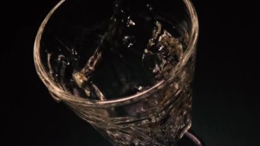 Yavaş mo dökülen beyaz şarap cam yönlü
