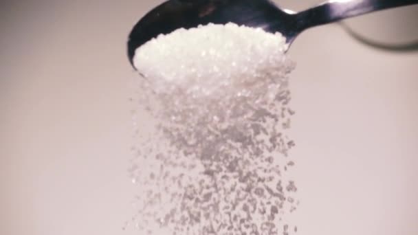 Lentement mo dans une tasse de café est ajouté au sucre 