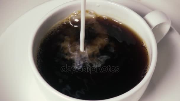 Медленный кофе с молоком — стоковое видео