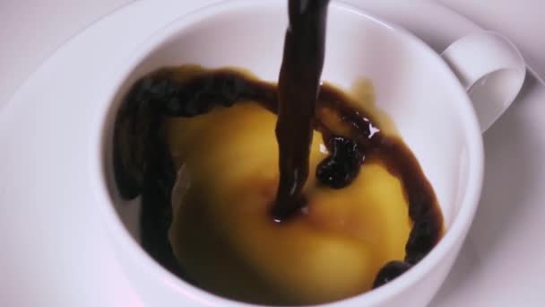 Slow mo café noir dans une tasse blanche 