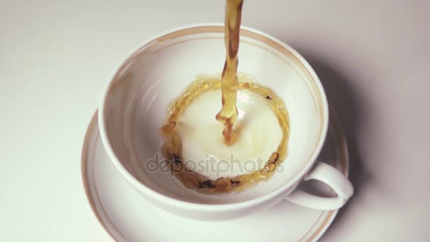 Långsamma mo te i en vit kopp med te blad — Stockvideo