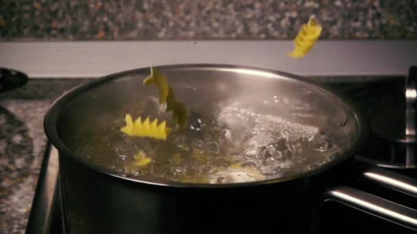 Les pâtes au ralenti tombent dans l'eau — Video