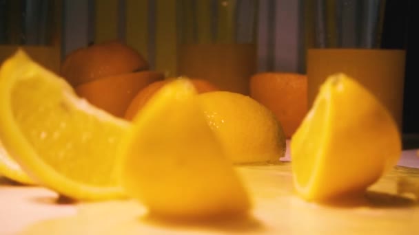 Slow motion oranje valt op tafel — Stockvideo