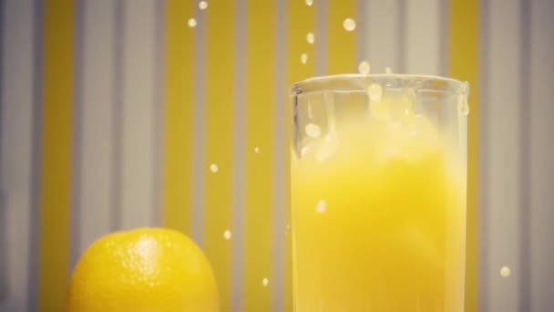 Zeitlupe Orangensaft mit Eiswürfeln — Stockvideo