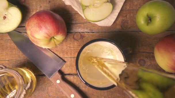 Pohled shora zpomalené nalévá jablečnou šťávu v hrnku — Stock video