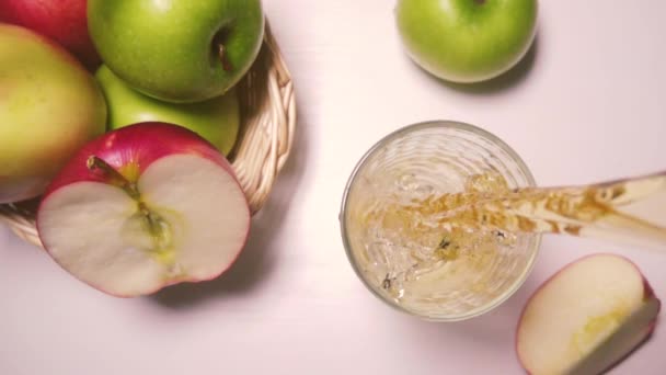 Il succo di mela al rallentatore viene versato in una vista dall'alto del vetro — Video Stock