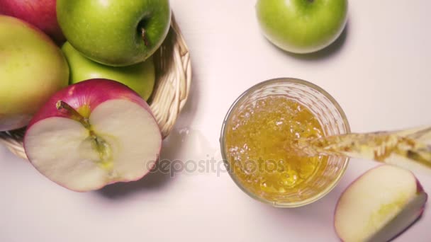 Яблоки на столе, и медленное движение сок льется сверху — стоковое видео