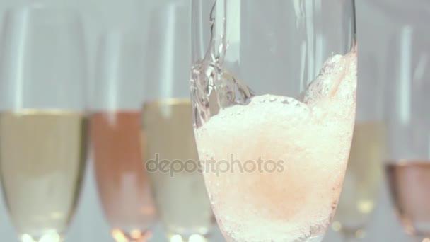 Llenado de vino espumoso rosa super cámara lenta 960fps — Vídeos de Stock