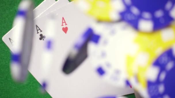 Lento mo super i pezzi di gioco cadono al tavolo da gioco del casinò — Video Stock