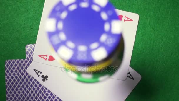 Гральні карти на фішках падають казино супер повільний рух — стокове відео