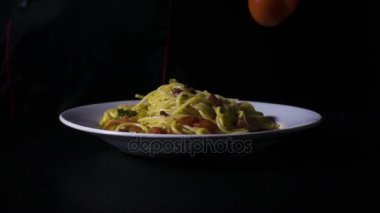 Kiraz domates makarna süper yavaş mo bir kasenin içine düşen