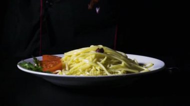 Şef spagetti makarna pastırma süper ağır çekim ile ortaya konuyor