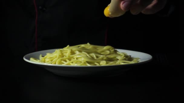 Супер медленный шеф-повар кладет желтки в пасту карбонара — стоковое видео