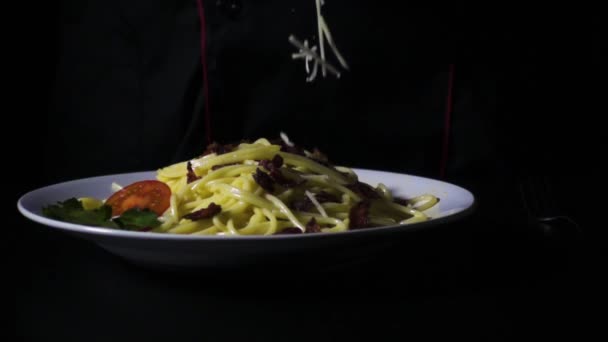 Il formaggio 480fps al rallentatore cade nella pasta con pancetta e pomodori — Video Stock