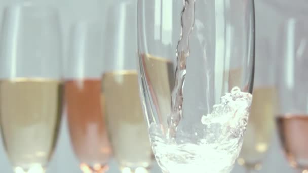 Champán rosa en un movimiento lento se vierte en una copa — Vídeos de Stock