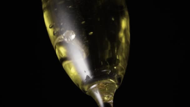Verlovingsring valt in een glas champagne — Stockvideo