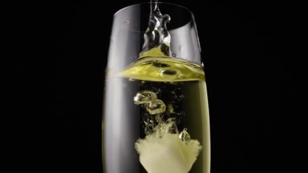 Suiker valt in een glas champagne — Stockvideo