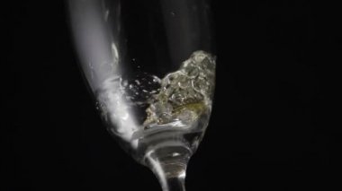 Nişan yüzüğü çok yavaş mo ile cam