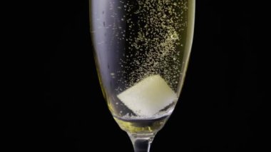 Yavaş mo bir cam bir küp şeker