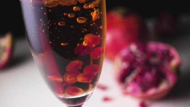 Garnet korrels vallen champagne langzame mo — Stockvideo