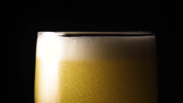 Espuma de cerveza en un vaso lento mo super — Vídeos de Stock