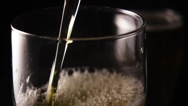 Super SlowMotion bier gieten in een glas — Stockvideo