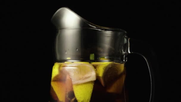 Super câmera lenta sangria carafe em movimento — Vídeo de Stock