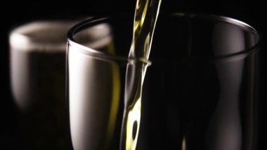 Bira bardağına yakın çekim akışı dökülen