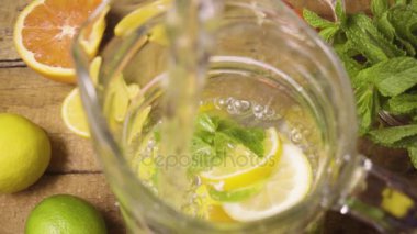 Su bir sürahi yavaş mo dökülür