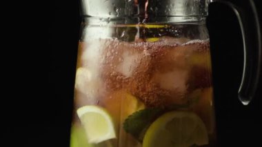 Sürahi sangria ağır çekim