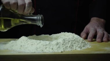 Ağır çekim zeytinyağı un içine döktü