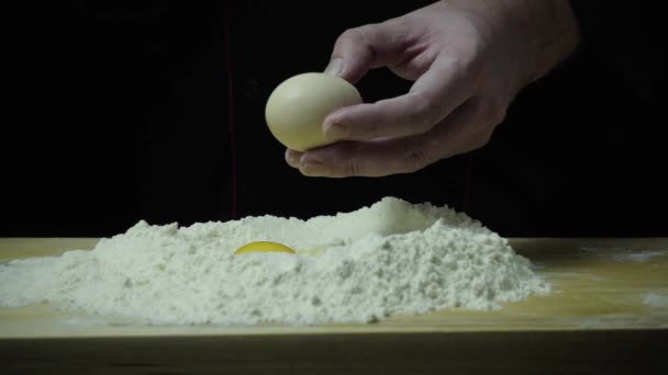 Cocinero rompe cuchillo de huevo super lento mo — Vídeo de stock