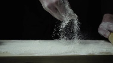 Şef dökülen un el ağır çekim