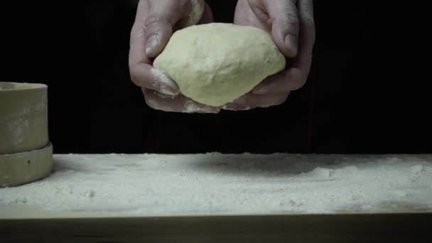 Супер замедленный шеф-повар бросает тесто — стоковое видео